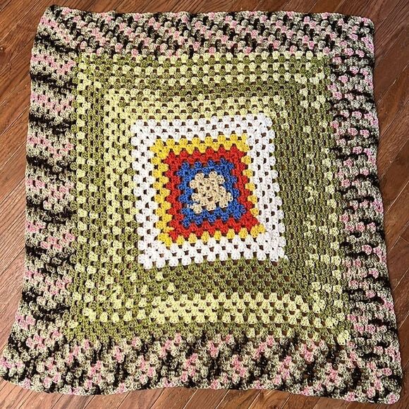 Beautiful vintage granny square blanket throw handmade colorful 38 inch square - Picture 11 of 11